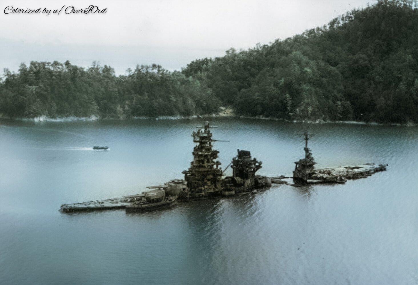 Thiết giáp hạm/Tàu sân bay Hyuga của Nhật Bản bị chìm ở vùng nước nông tại Kure sau khi bị trúng 10 quả bom từ máy bay của Mỹ vào ngày 24/7/1945.