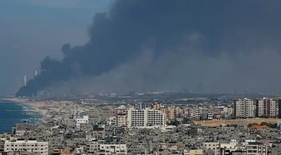 Khói bốc lên từ phía Israel sau khi các tay súng Hamas xâm nhập vào khu vực phía nam Israel, hôm 7/10. (Ảnh: Reuters)