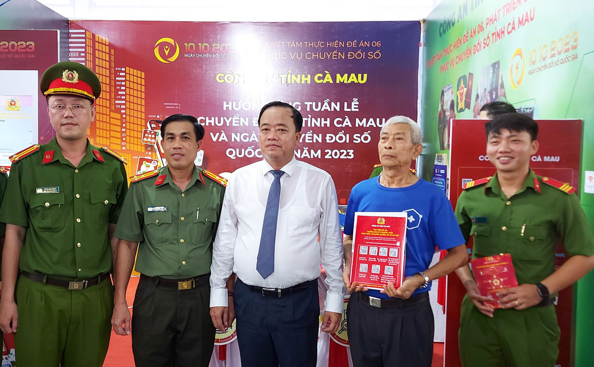 Chủ tịch UBND tỉnh Cà Mau Huỳnh Quốc Việt (giữa) chụp hình lưu niệm tại các gian hàng trưng bày sản phẩm chuyển đổi số chiều 9/10.