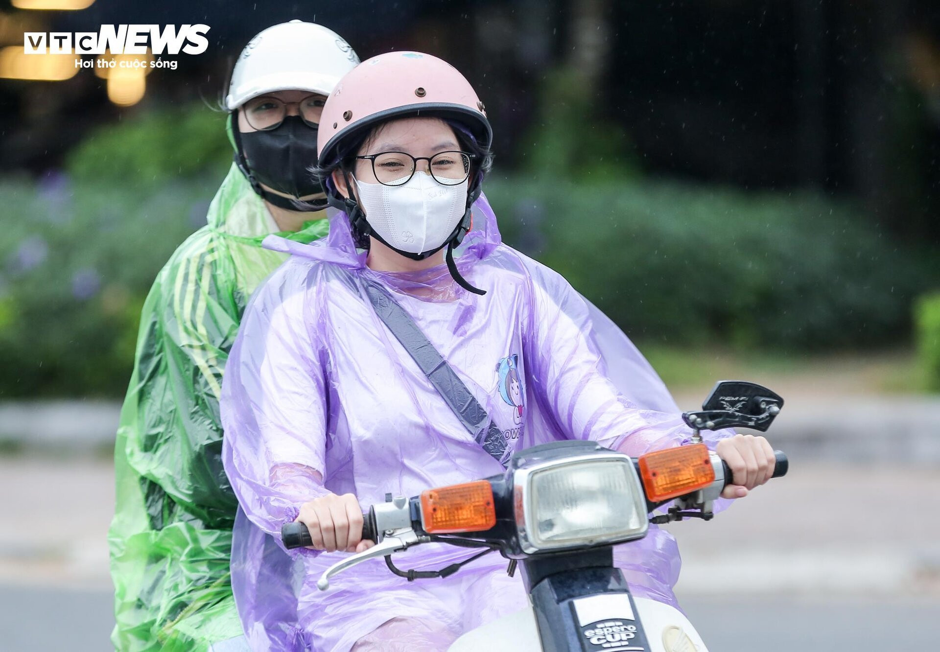 Nhiệt độ giảm kèm mưa phùn lạnh, người Hà Nội ních chặt áo ấm khi ra đường - 7