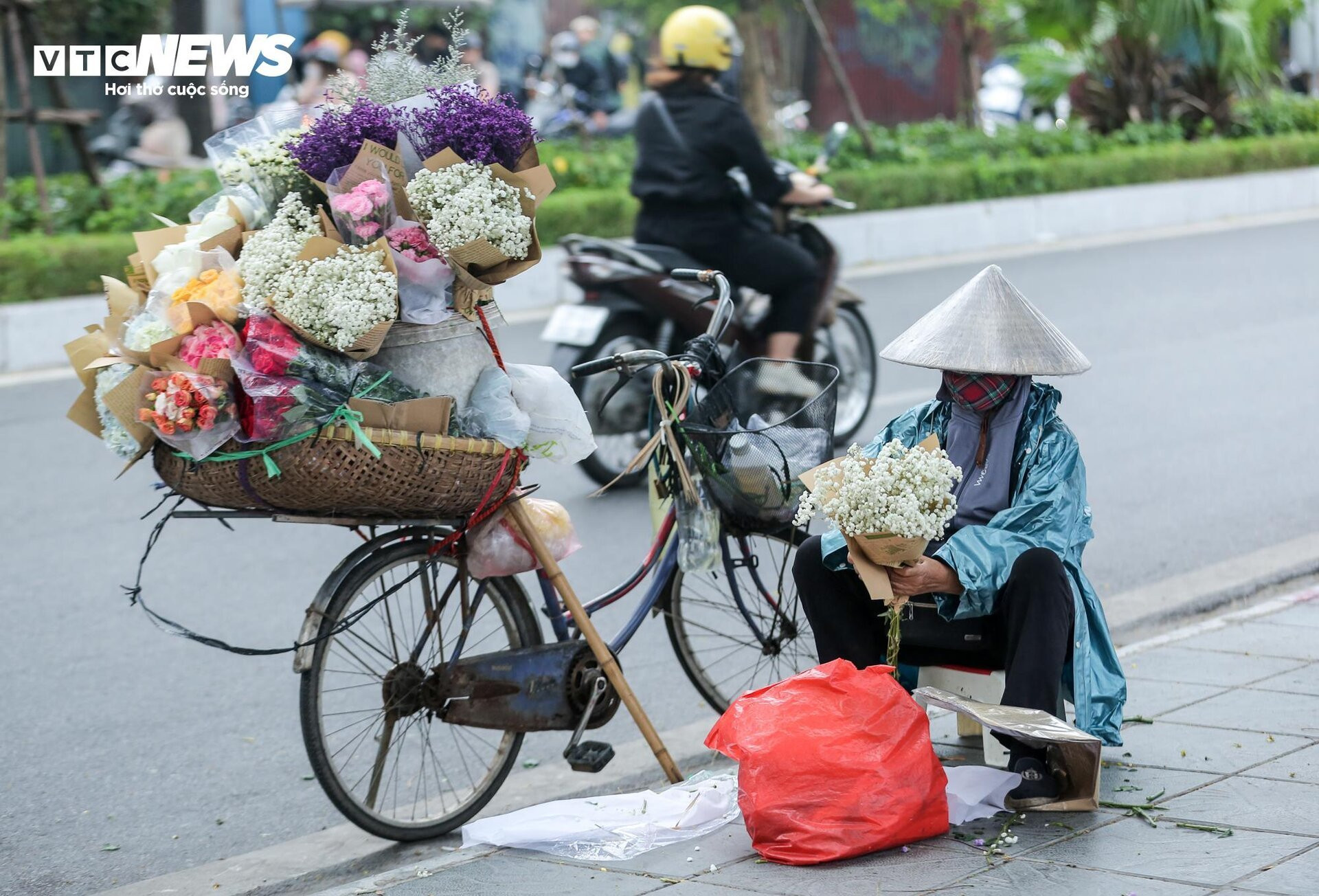 Nhiệt độ giảm kèm mưa phùn lạnh, người Hà Nội ních chặt áo ấm khi ra đường - 14