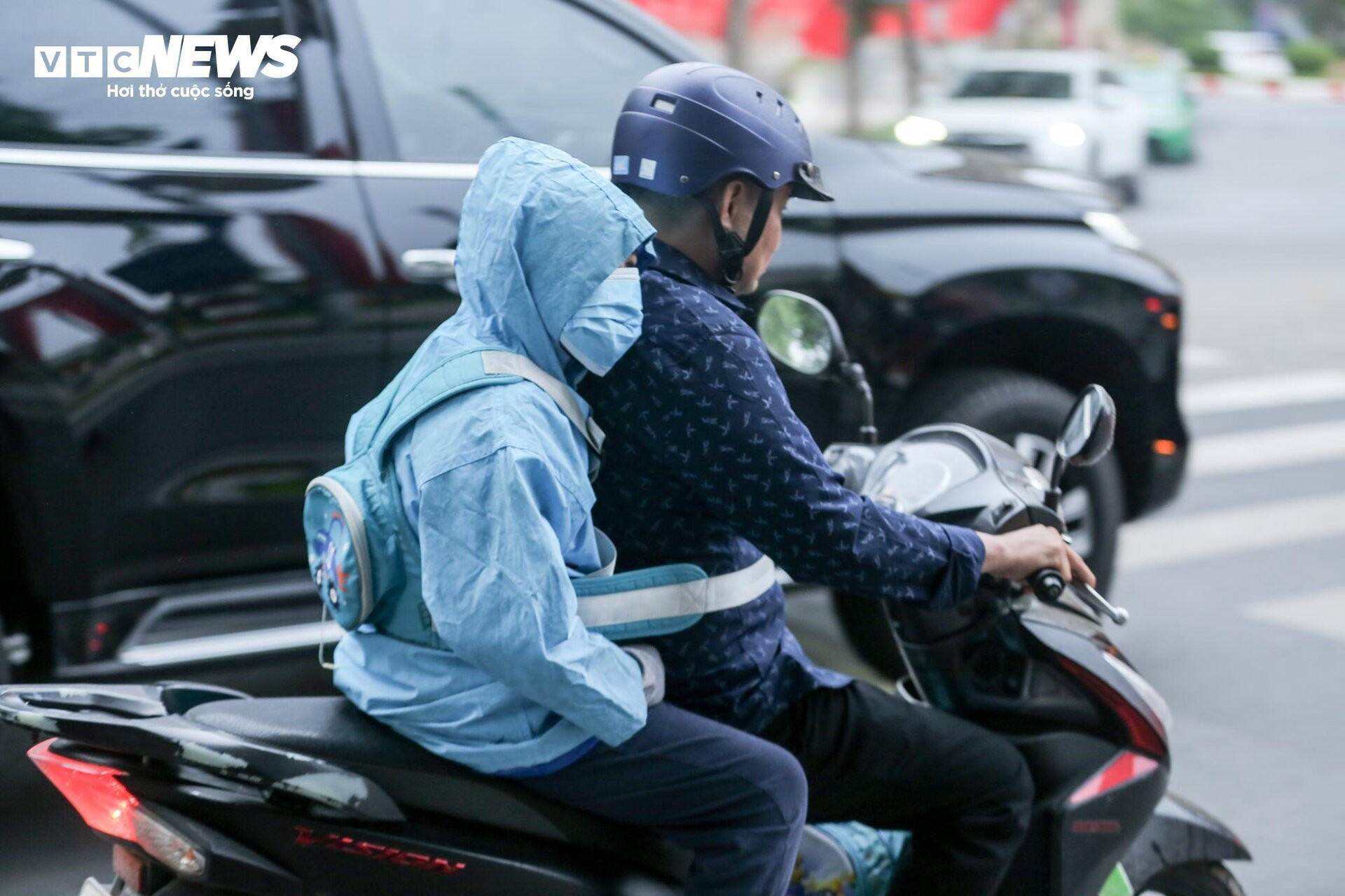 Nhiệt độ giảm kèm mưa phùn lạnh, người Hà Nội ních chặt áo ấm khi ra đường - 5