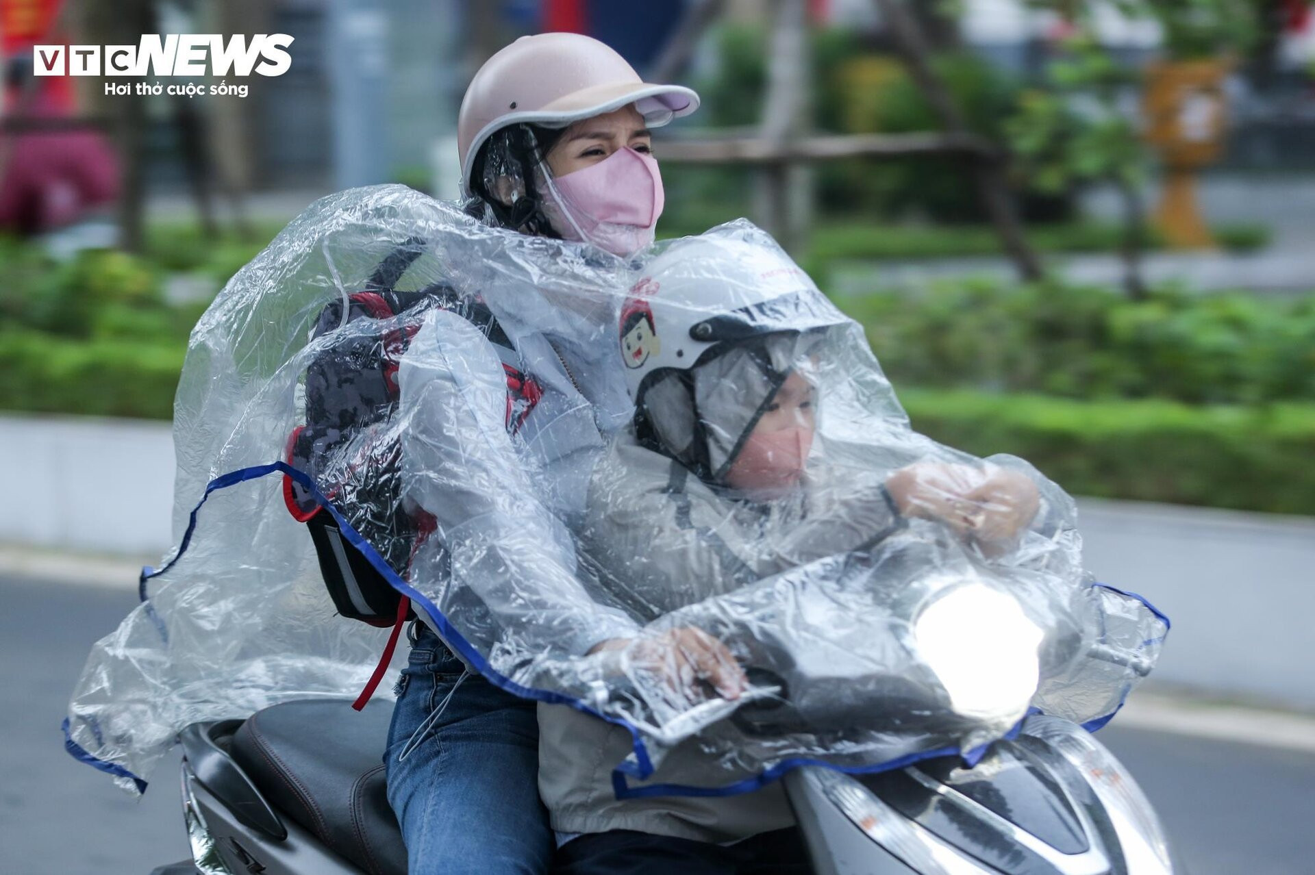 Nhiệt độ giảm kèm mưa phùn lạnh, người Hà Nội ních chặt áo ấm khi ra đường - 8