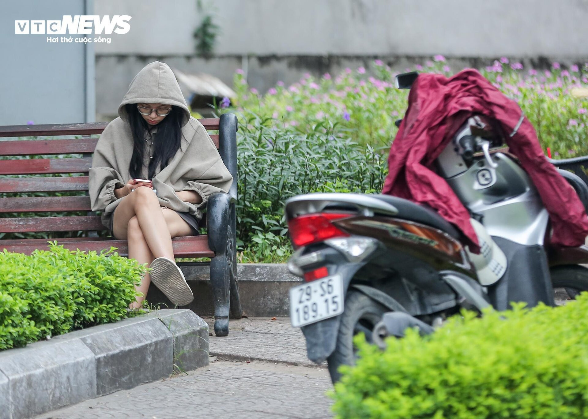 Nhiệt độ giảm kèm mưa phùn lạnh, người Hà Nội ních chặt áo ấm khi ra đường - 12