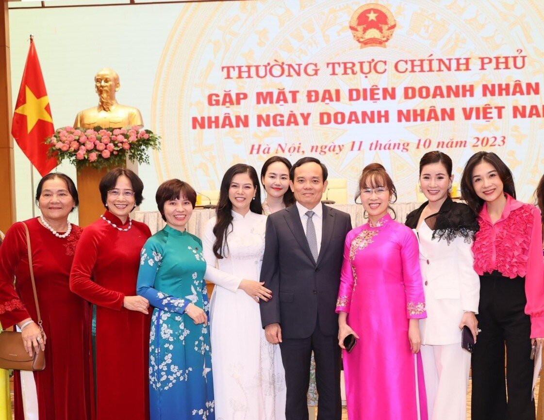 Phó Thủ tướng Trần Lưu Quang chuc mừng các nữ doanh nhân. (Ảnh: TTXVN)