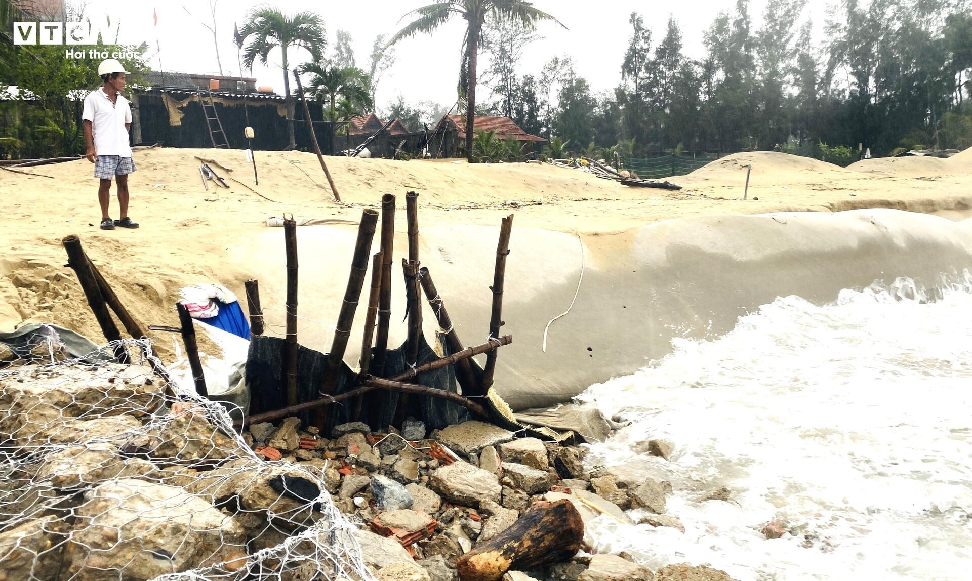 Mưa to, sóng lớn phá tan hoang kè chắn sóng, 'ngoạm' cả trăm mét bờ biển Hội An - 4
