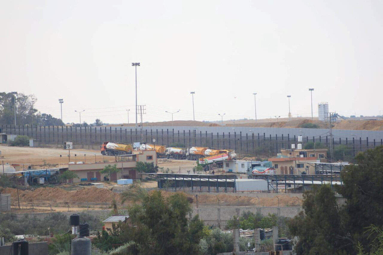 Xe tải chở hàng viện trợ xếp hàng dài ở cửa khẩu Rafah - con đường duy nhất vào Dải Gaza hiện tại. (Ảnh: Reuters)