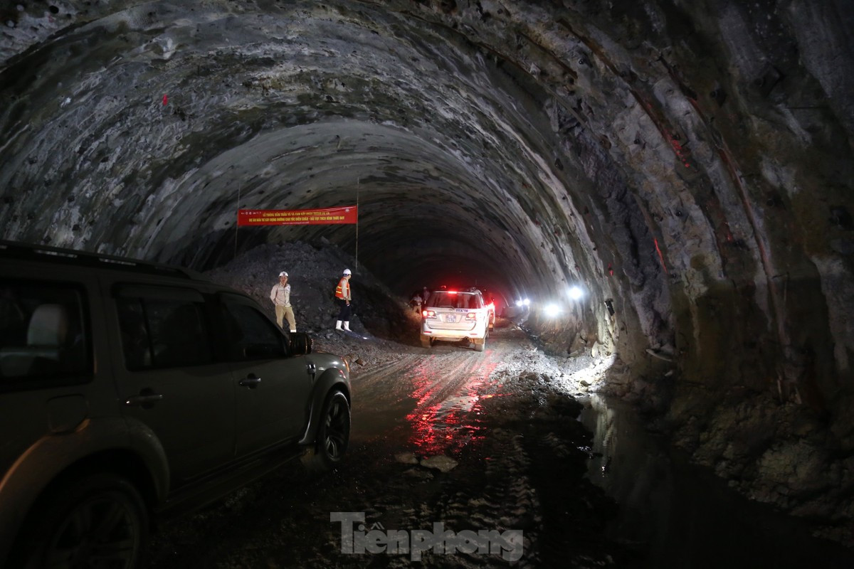 Thông hầm dài nhất tuyến cao tốc Diễn Châu - Bãi Vọt - 8