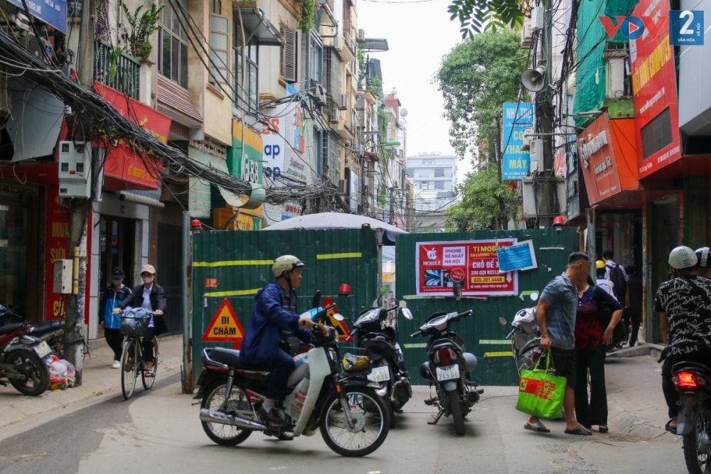 nhan nhan lo cot an ngu tai nhieu tuyen duong gay un tac o ha noi hinh anh 10