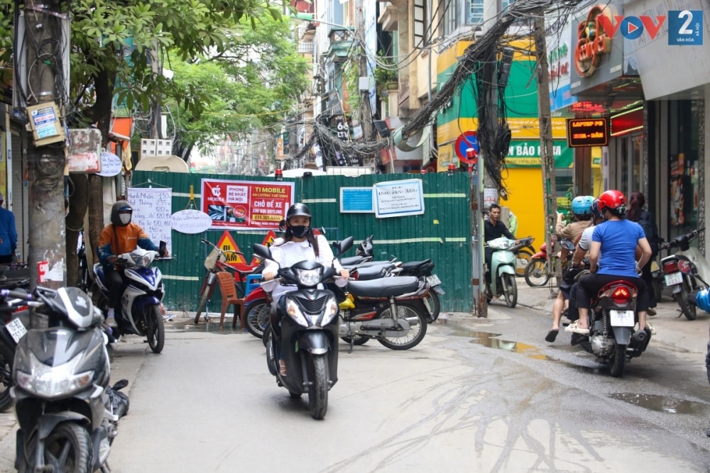 nhan nhan lo cot an ngu tai nhieu tuyen duong gay un tac o ha noi hinh anh 12