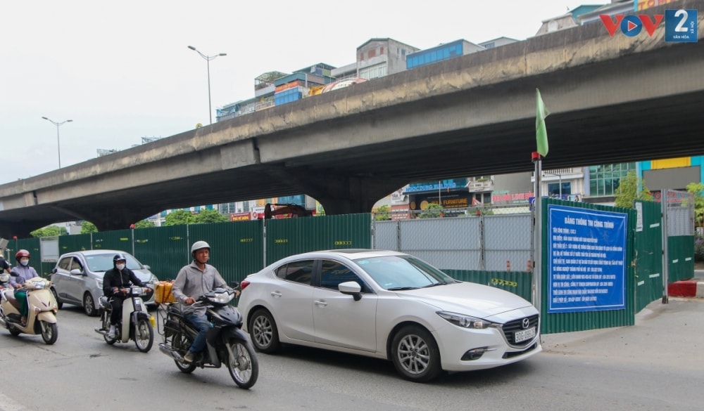 nhan nhan lo cot an ngu tai nhieu tuyen duong gay un tac o ha noi hinh anh 13