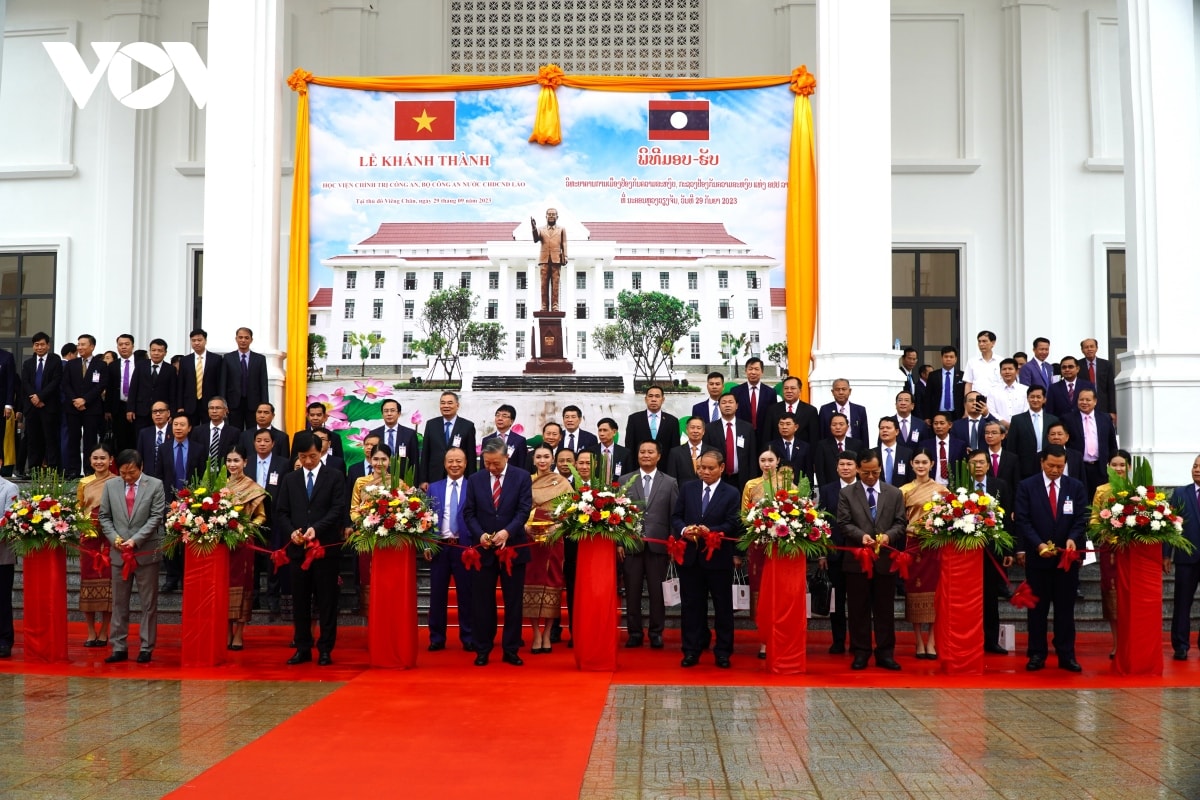 hợp tác giữa lực lượng công an góp phần vun đắp quan hệ hữu nghị việt nam - lào hình ảnh 1 hop tac giua luc luong cong an gop phan vun dap quan he huu nghi viet nam - lao hinh anh 1