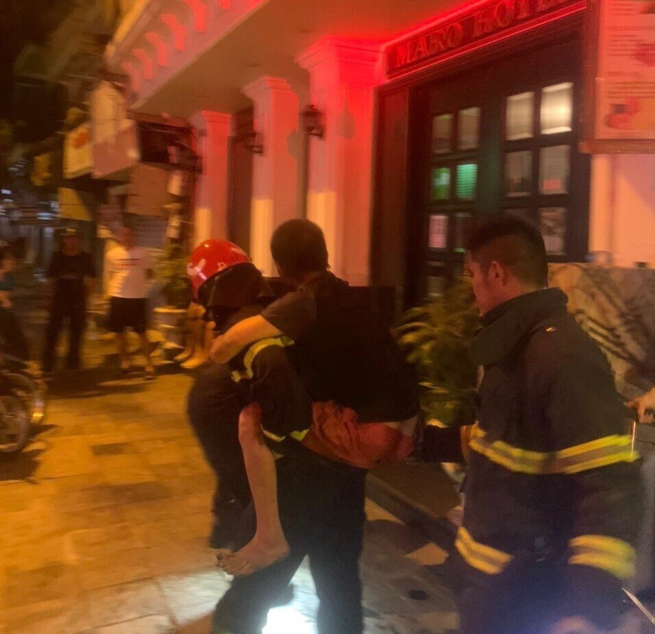 Cường cõng nạn nhân bị liệt không có khả năng đi lại trên tầng 3 ở một tòa nhà tại Hà Nội (Ảnh NVCC).