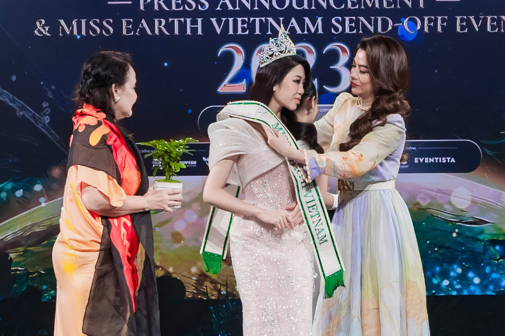 Bà Lorraine Schuck - Phó Chủ tịch Miss Earth - và bà Trương Ngọc Ánh - Chủ tịch Miss Earth Vietnam trao sash cho Đỗ Thị Lan Anh.