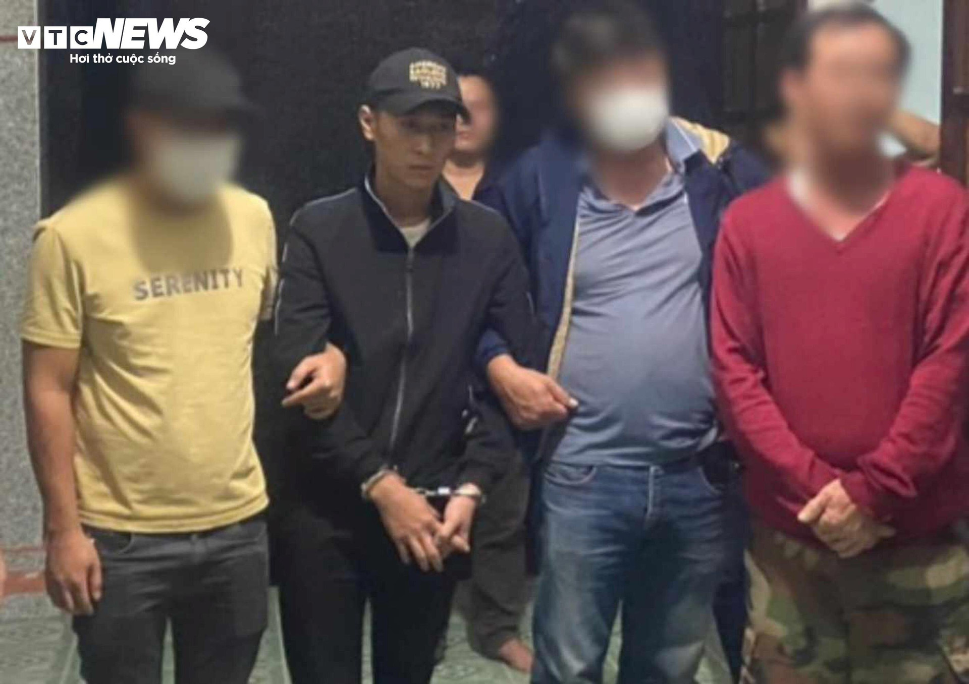 Truy xét ô tô và số điện thoại ghi trên kiện hàng, lực lượng liên ngành bắt giữ được Nguyễn Quang Linh (đội mũ, áo đen).