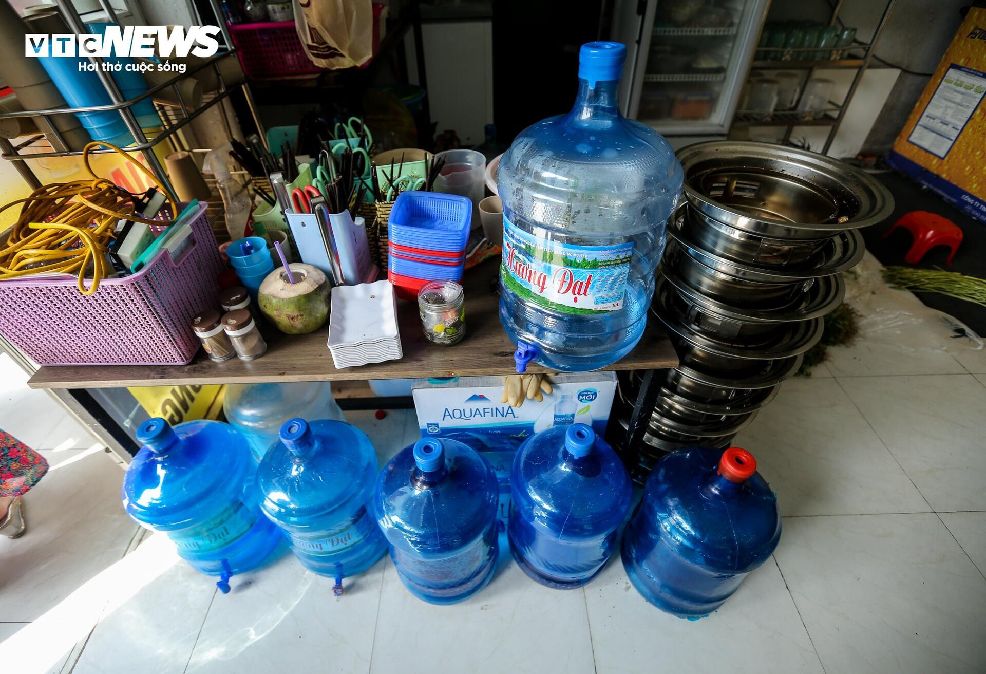 KĐT Thanh Hà khát nước sạch: Hàng quán tạm nghỉ bán, mua nước đóng bình cầm cự - 8