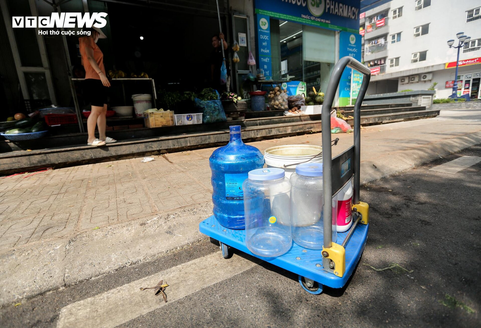 KĐT Thanh Hà khát nước sạch: Hàng quán tạm nghỉ bán, mua nước đóng bình cầm cự - 15