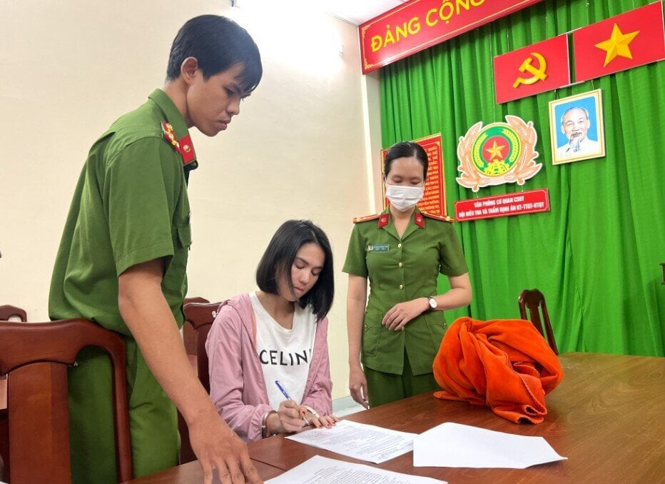 Người mẫu Ngọc Trinh bị khởi tố bắt giam về tội “Gây rối trật tự công cộng”.