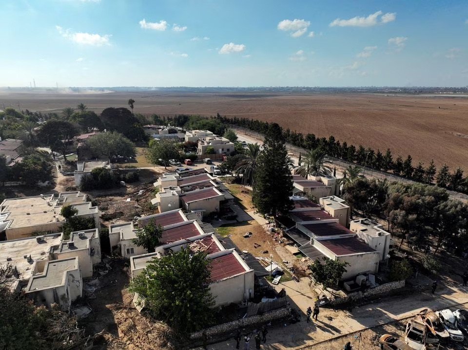 Hình ảnh chụp từ trên cao khu định cư Kfar Aza ở Nam Israel ngày 15/10, sau cuộc tấn công của Hamas từ Dải Gaza. (Ảnh: Reuters)