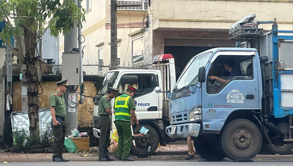 Tổ công tác kiểm tra phương tiện quá tải trên địa bàn thị trấn Tân Phú. (Ảnh: CACC)