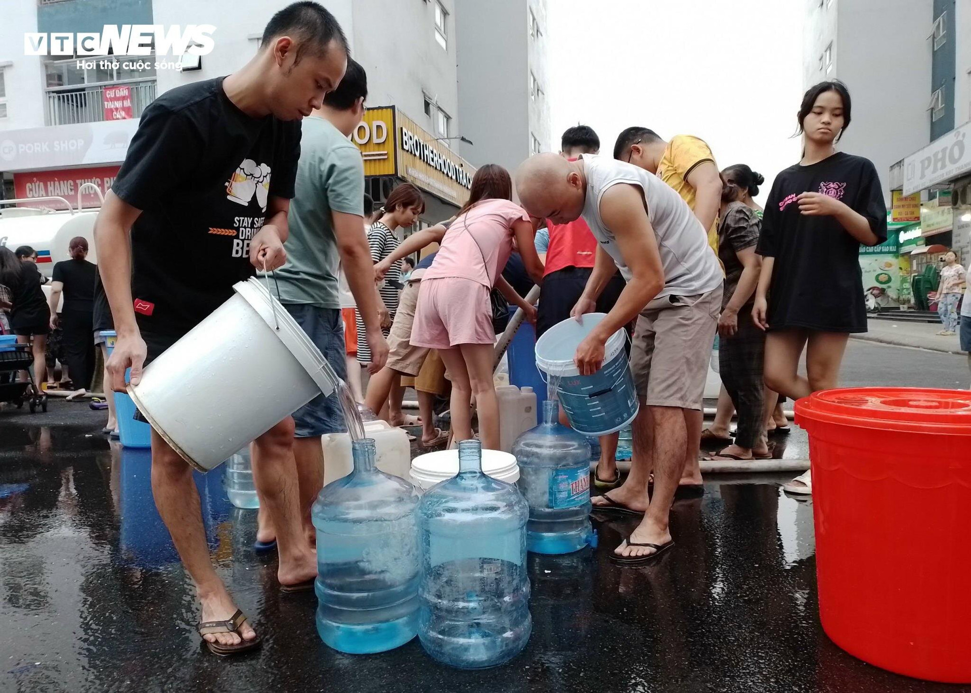 Sau loạt chỉ đạo, cư dân Khu đô thị Thanh Hà vẫn phải xách xô chờ lấy nước sạch - 8