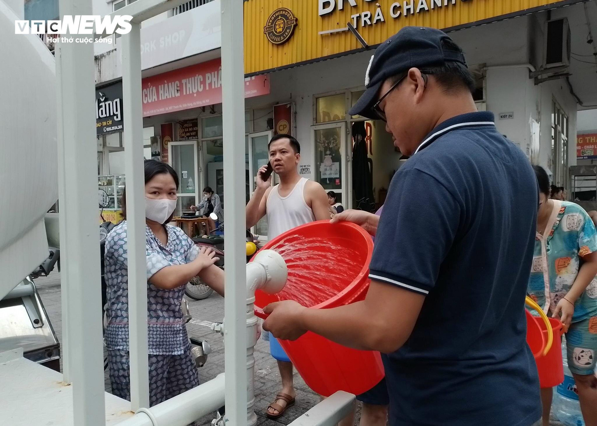 Sau loạt chỉ đạo, cư dân Khu đô thị Thanh Hà vẫn phải xách xô chờ lấy nước sạch - 6