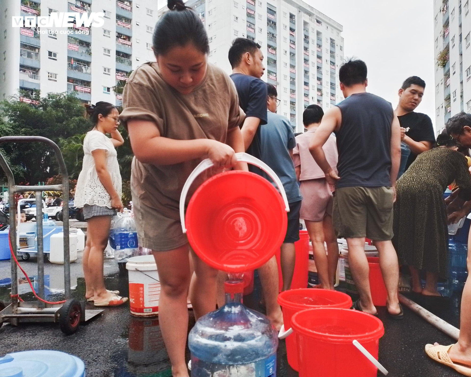 Nước ở các xe bồn chuyên dụng được các nhà hảo tâm đưa đến nhằm giúp đỡ cư dân Khu đô thị Thanh Hà vượt qua 