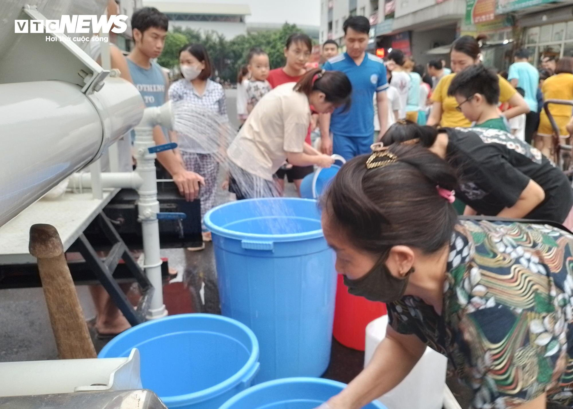 Sau loạt chỉ đạo, cư dân Khu đô thị Thanh Hà vẫn phải xách xô chờ lấy nước sạch - 5