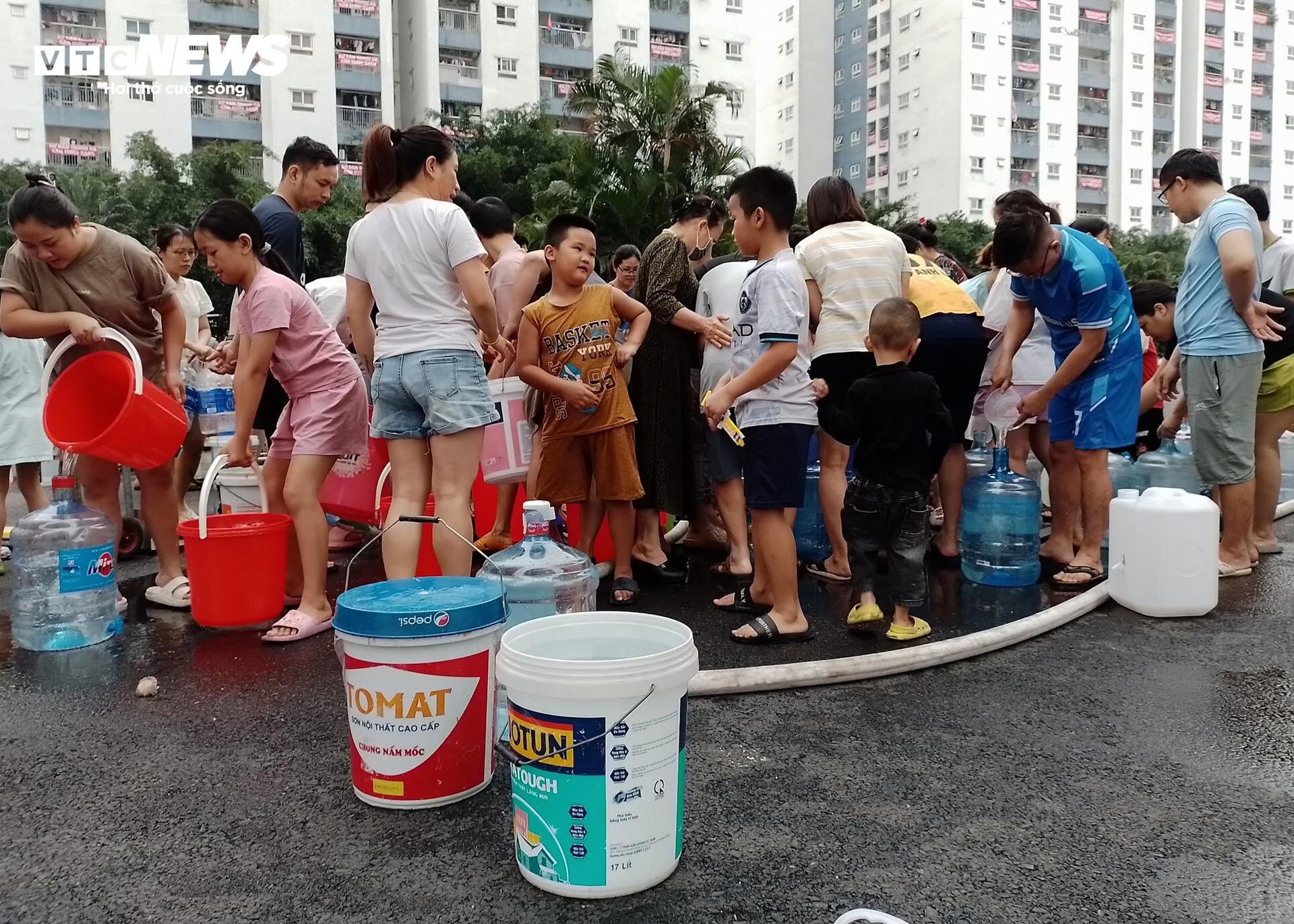 Sau loạt chỉ đạo, cư dân Khu đô thị Thanh Hà vẫn phải xách xô chờ lấy nước sạch - 9