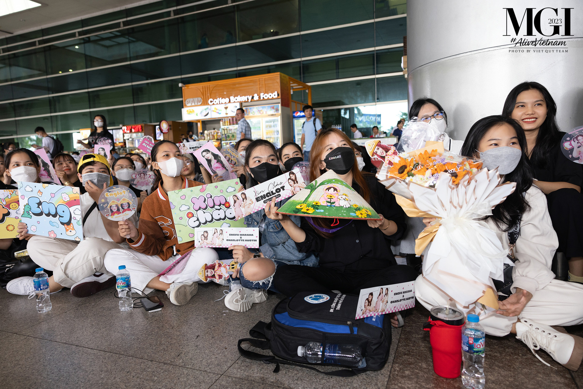 Nắm được lịch trình bay của dàn người đẹp Thái Lan, đông đảo khán giả Việt đã chờ đợi ở sân bay để chào đón.