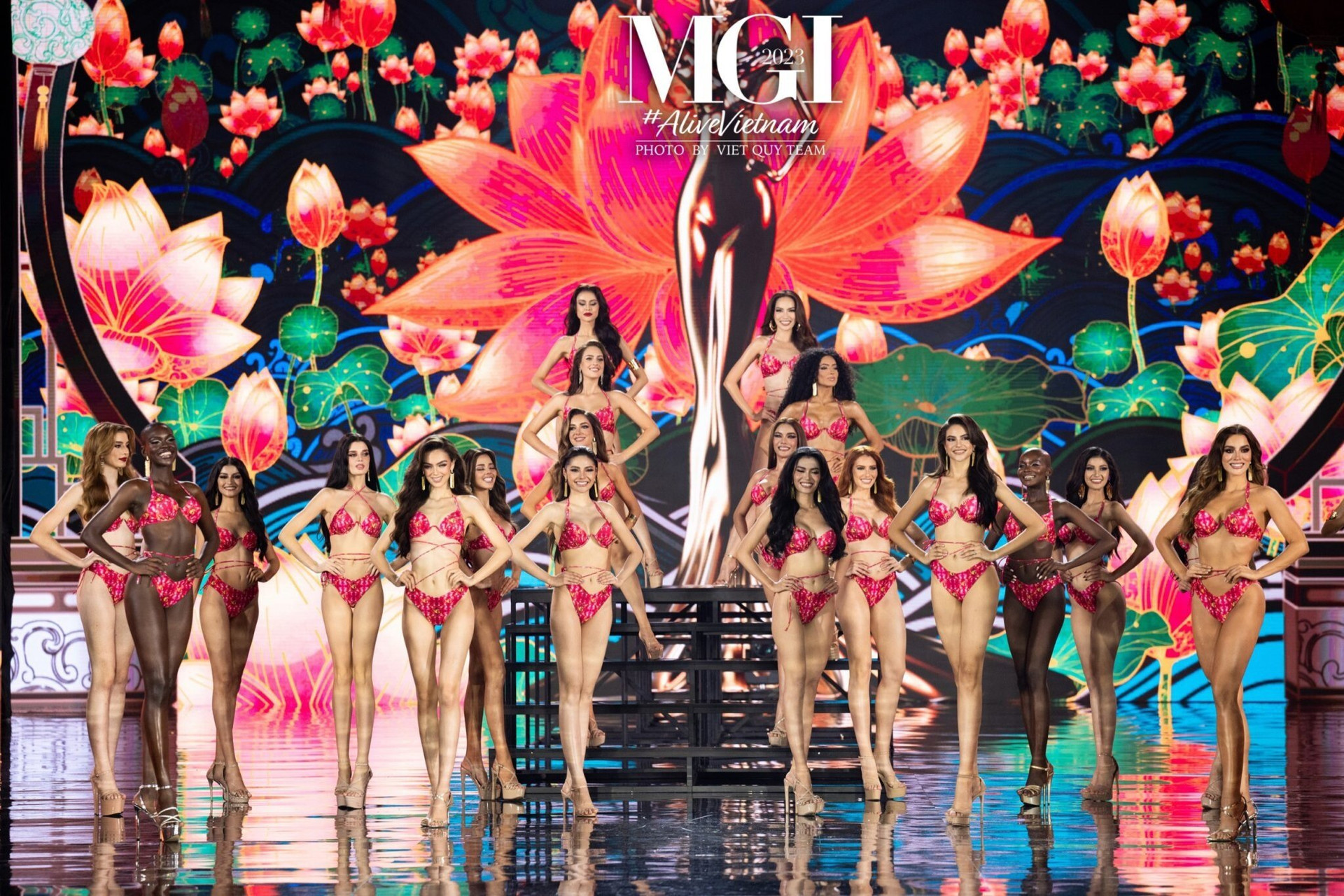 Tối 25/10, top 20 thí sinh phần trình diễn áo tắm trong đêm Chung kết Miss Grand International 2023 diễn ra tại Nhà thi đấu Phú Thọ ở TP.HCM.