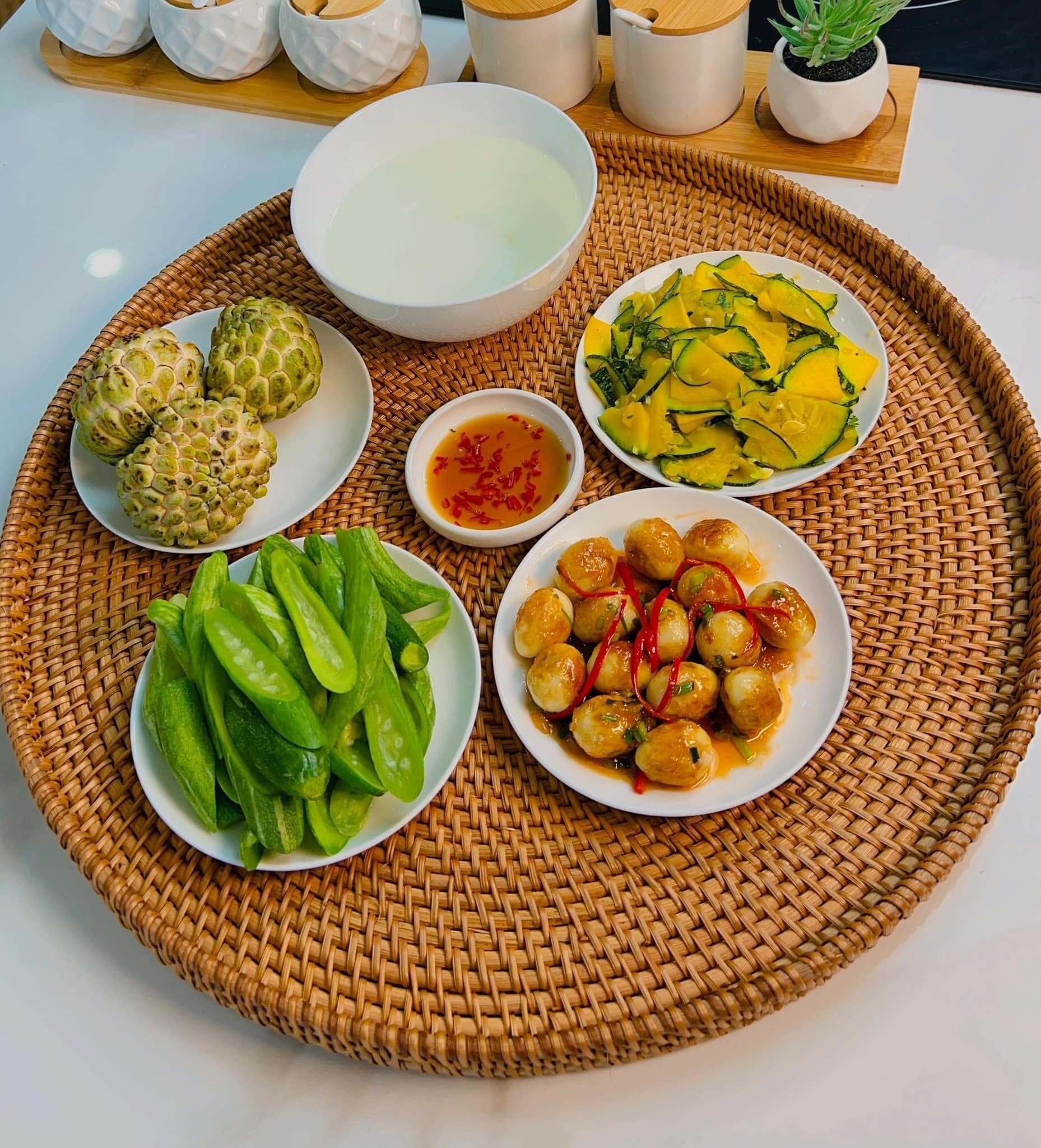 Chỗ trứng cút này tiêu tốn của chị Giang 10.000 đồng, được rim mắm tỏi. Món lặc lè tốn 5.000 đồng; quả bí đỏ non giá 5.000 đồng nhưng xào được 2 bữa. Nước luộc quả lặc lè được dùng làm canh. Món na tráng miệng chín cây là của mẹ chồng cho.