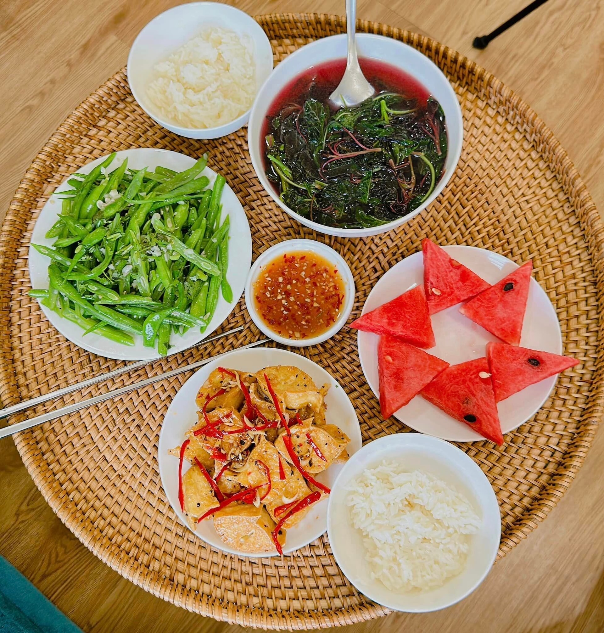Mâm cơm này gồm món đậu phụ sả ớt 7.000 đồng, rau dền nấu canh 3.000 đồng, đỗ xào 8.000 đồng, rau thơm 2.000 đồng.