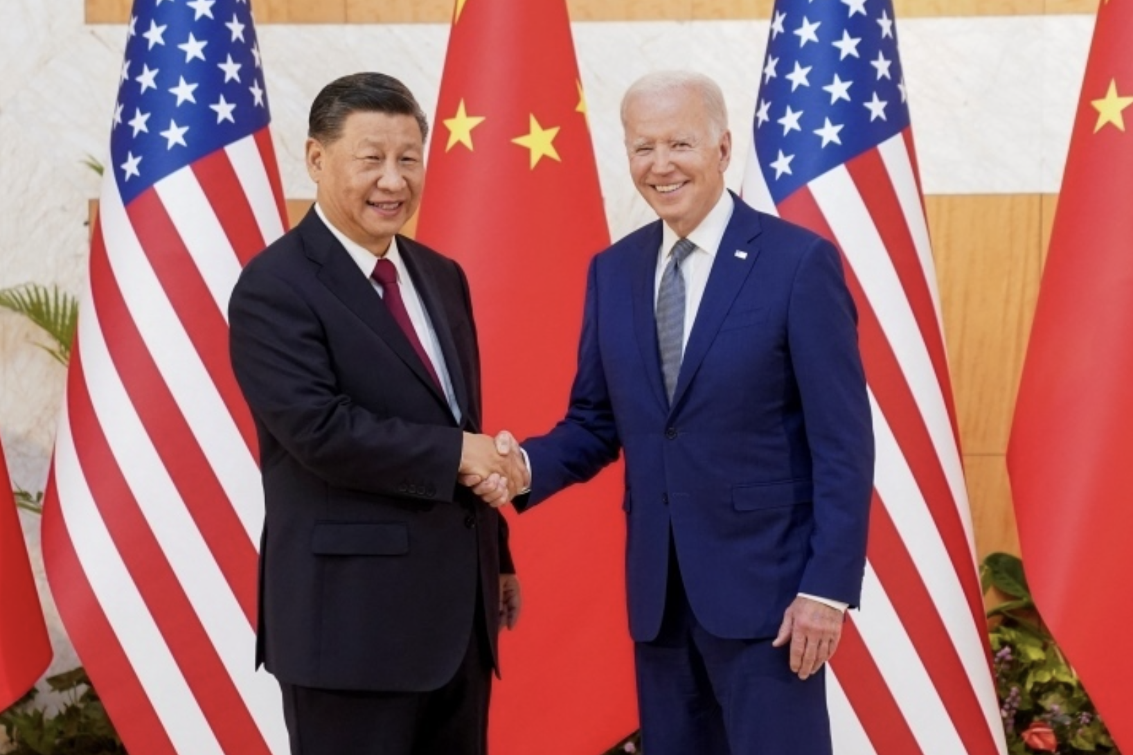 Tổng thống Mỹ Joe Biden bắt tay Chủ tịch Trung Quốc Tập Cận Bình trong cuộc gặp tại Bali, Indonesia ngày 14/11/2022. (Ảnh: Reuters)