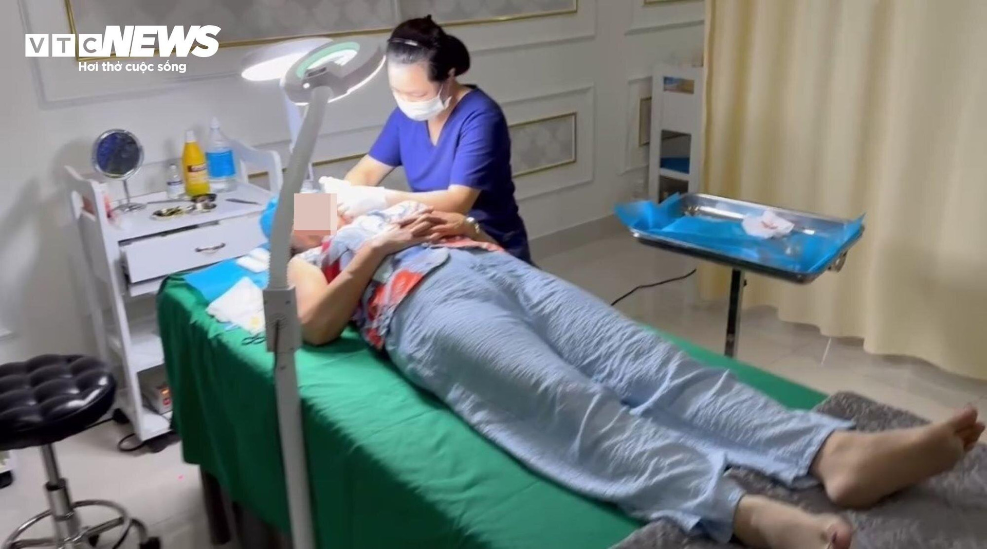 Nhân viên lao công phẫu thuật căng da mặt cho khách tại Thẩm mỹ Kangzin.