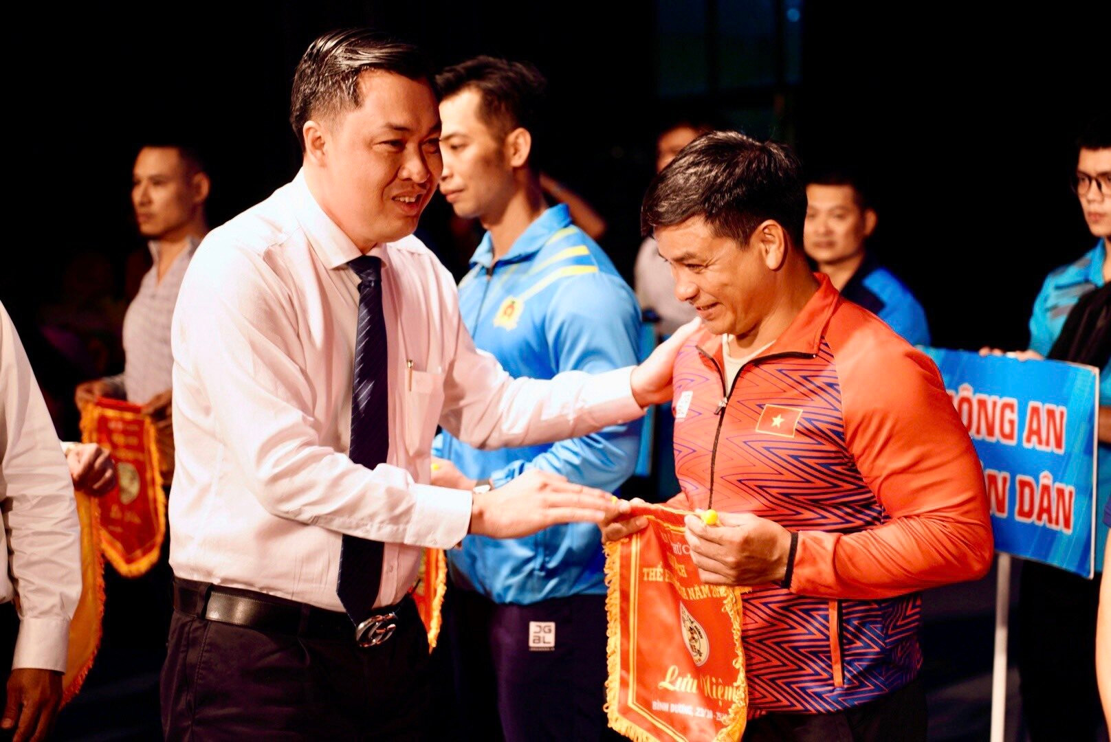 Ông Cao Văn Chóng  - Phó Giám đốc Sở Văn hóa, Thể thao và Du lịch tỉnh Bình Dương – Trưởng Ban Tổ chức giải trao cờ lưu niệm cho các đội.