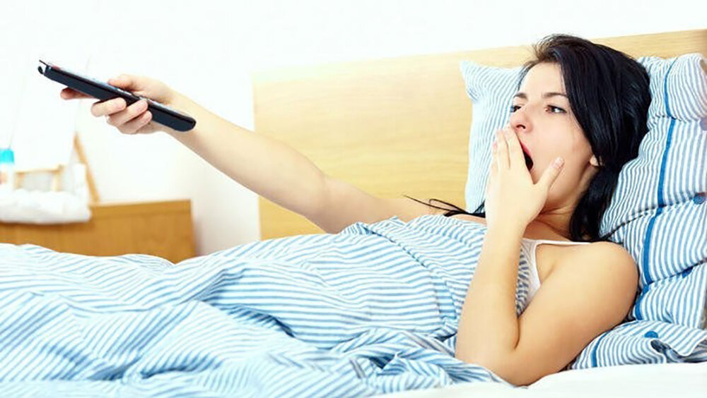 Không nên xem TV, điện thoại trước khi ngủ.