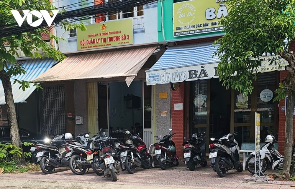 ky luat 2 lanh dao cuc quan ly thi truong long an danh bac trong gio lam hinh anh 1