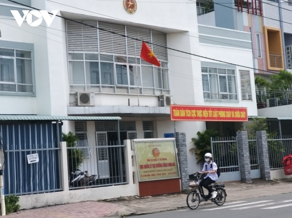 ky luat 2 lanh dao cuc quan ly thi truong long an danh bac trong gio lam hinh anh 2