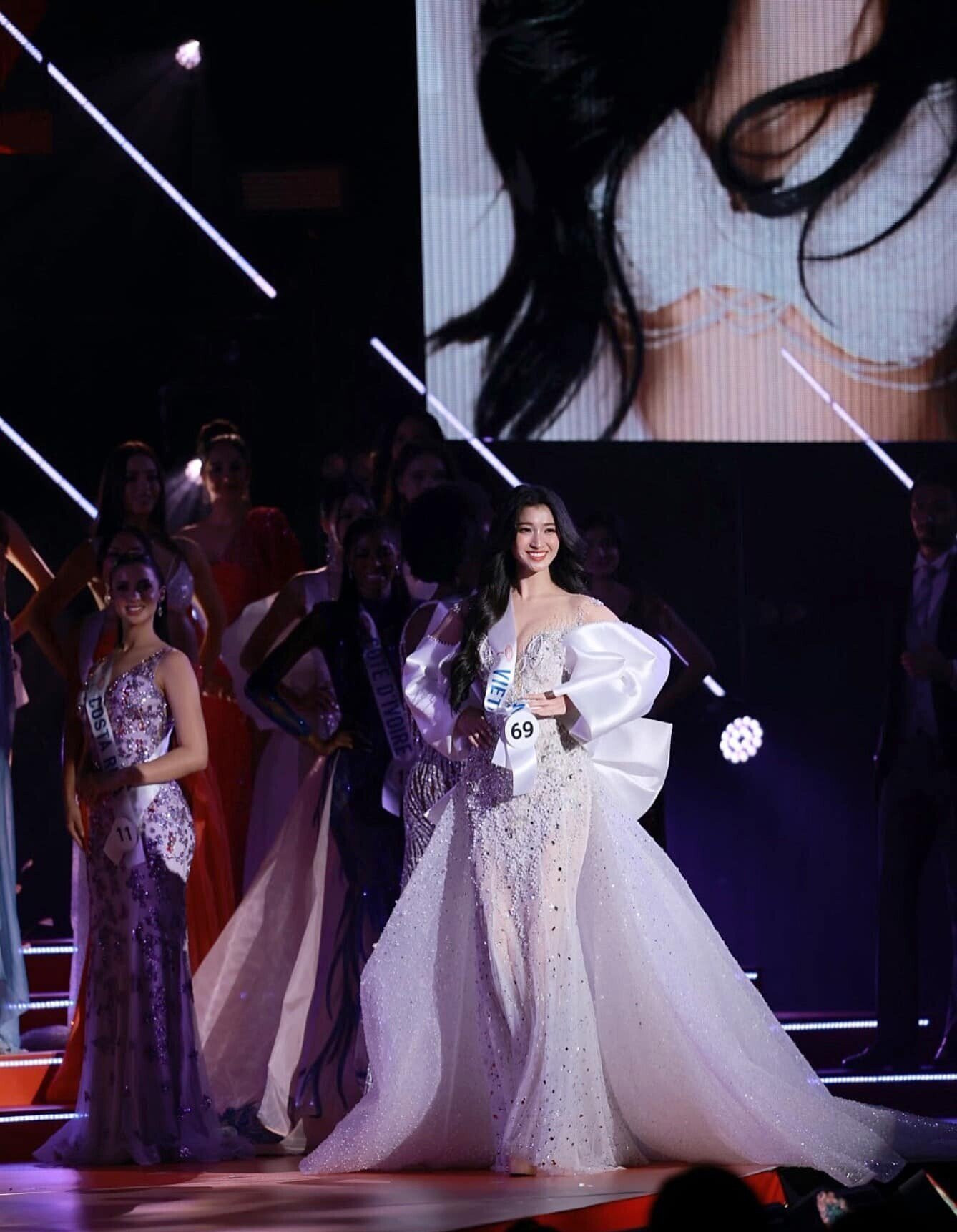 Á hậu Phương Nhi dừng chân tại top 15 Miss International .