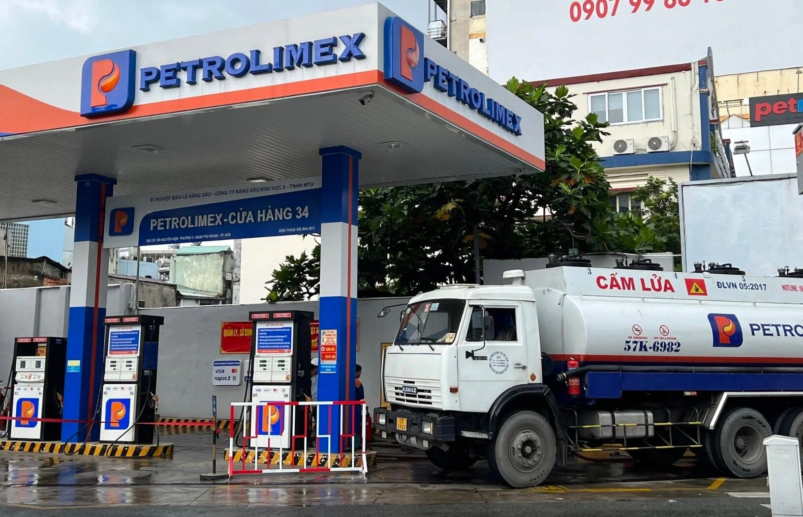 Một cửa hàng xăng dầu trên đường Nguyễn Kiệm (quận Phú Nhuận) đang nhập hàng. (Ảnh: Cafebiz)