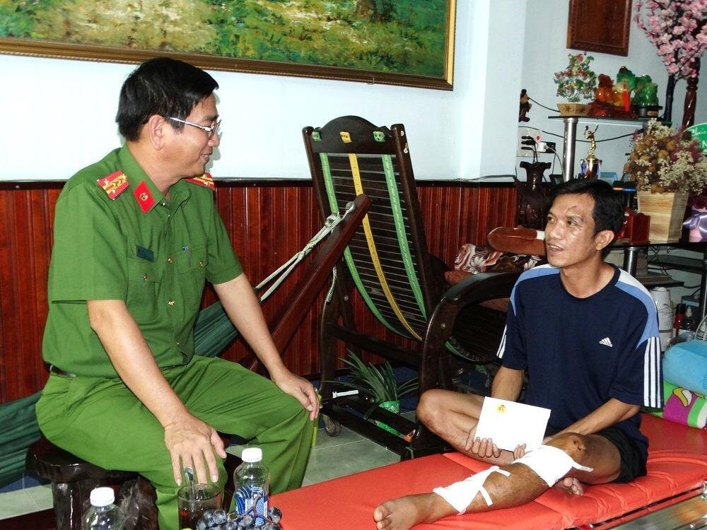 Đại tá Trần Văn Cung, Phó Giám đốc Công an tỉnh An Giang thăm hỏi, động viên Thiếu tá Nguyễn Minh Trí