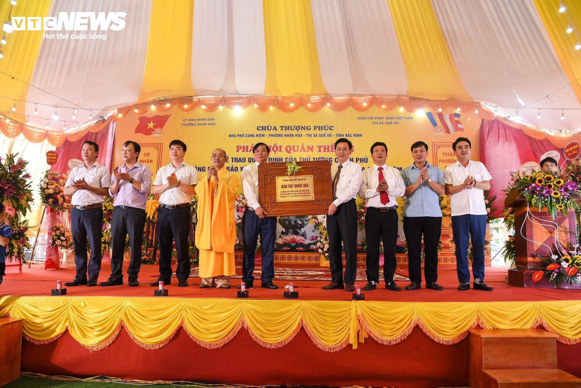 Lãnh đạo Sở Văn hóa, Thể thao và Du lịch tỉnh Bắc Ninh trao Bằng công nhận Bảo vật quốc gia tượng Quan Thế Âm cho chùa Cung Kiệm.