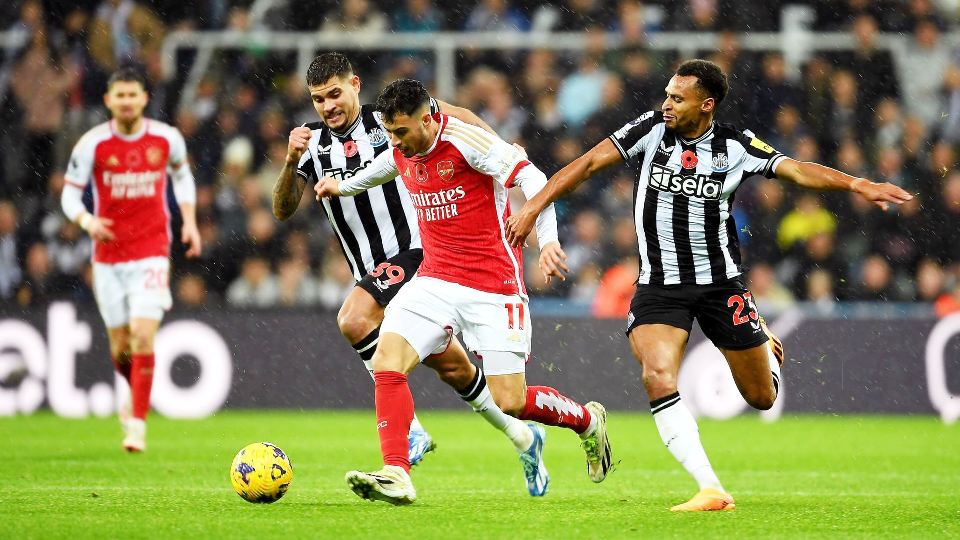 Newcastle và Arsenal thi đấu ngang ngửa. (Ảnh: Getty Images)