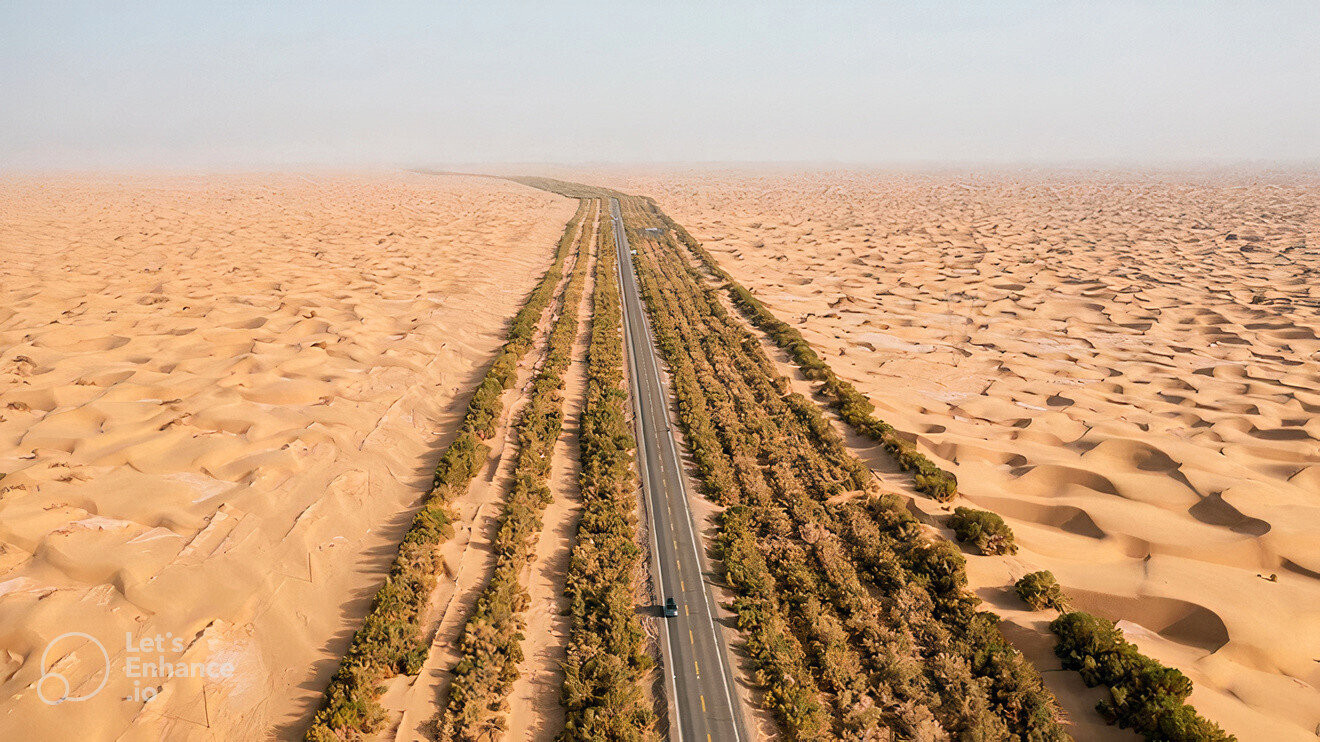 Giữa Taklimakan có một cao tốc xuyên sa mạc dài với tổng chiều dài 552km được xây dựng vào năm 1995. Tuy nhiên trong gần một thập kỷ sau đó, con đường thường xuyên đối mặt với tình trạng tắc nghẽn vì bị che phủ.