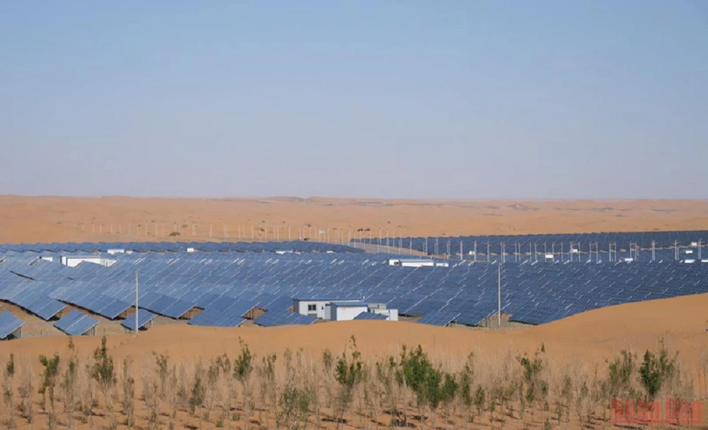 Trung Quốc hướng tới thúc đẩy xây dựng các nhà máy điện mặt trời và điện gió quy mô lớn ở vùng sa mạc. Điện sản xuất từ nguồn năng lượng sạch không chỉ cung cấp cho Tân Cương mà còn góp phần vào mục tiêu không thải carbon của toàn vùng.