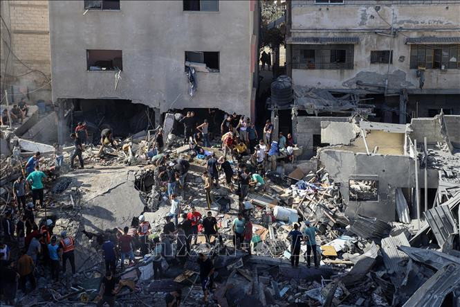 Hoạt động cứu hộ được triển khai sau cuộc không kích của Israel xuống thành phố Khan Younis, dải Gaza, ngày 6/11/2023. (Ảnh: THX/TTXVN)