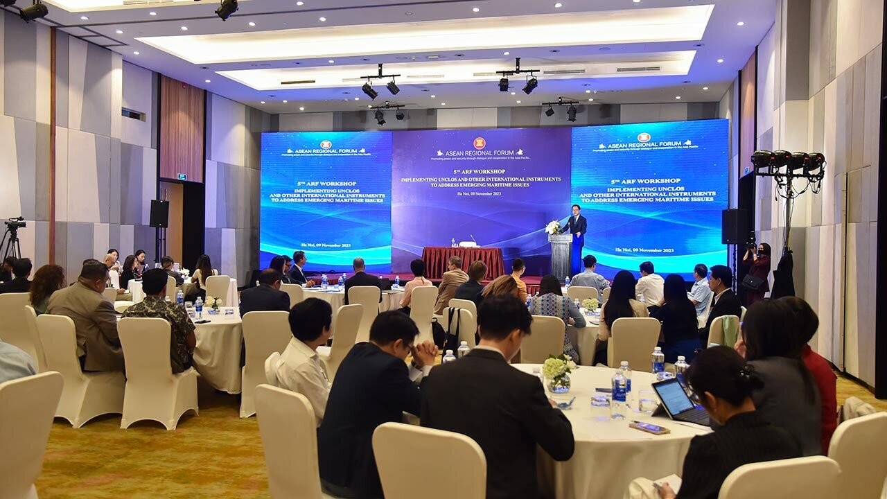 Hội thảo lần thứ năm của Diễn đàn khu vực ASEAN (ARF) về vận dụng Công ước của LHQ về Luật Biển (UNCLOS) 1982 và các văn kiện pháp lý quốc tế khác trong ứng phó với các thách thức đang nổi lên trên biển.
