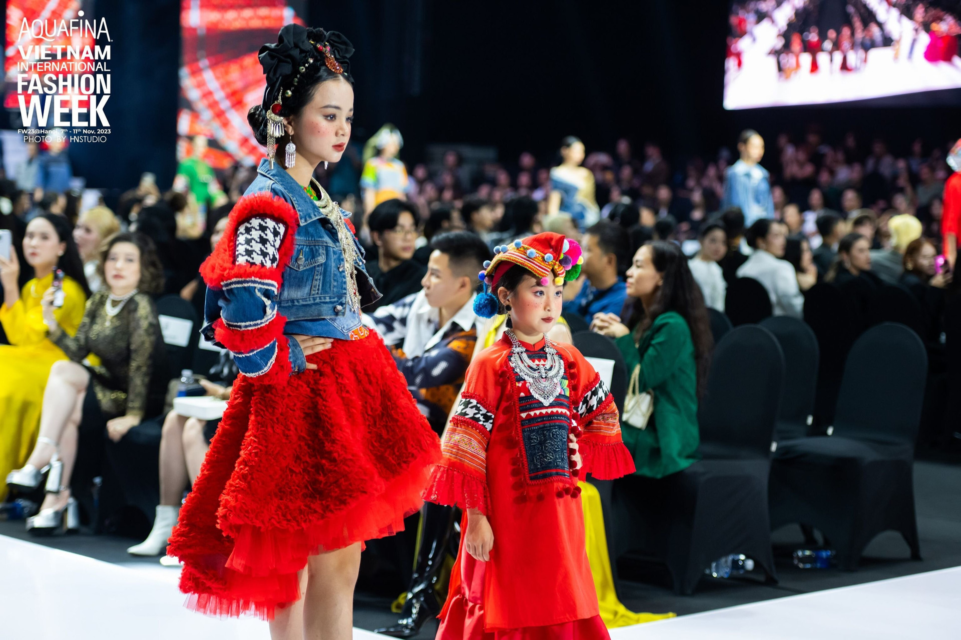 Maika Khánh Ngọc mới 12 tuổi nhưng đã có nhiều kinh nghiệm trên sàn diễn thời trang.