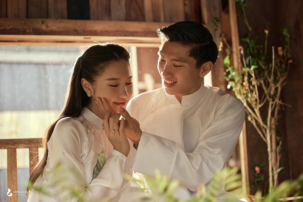 Doan van hau va doan hai my rang ngoi hanh phuc trong dam cuoi tren san bong hinh anh 6
